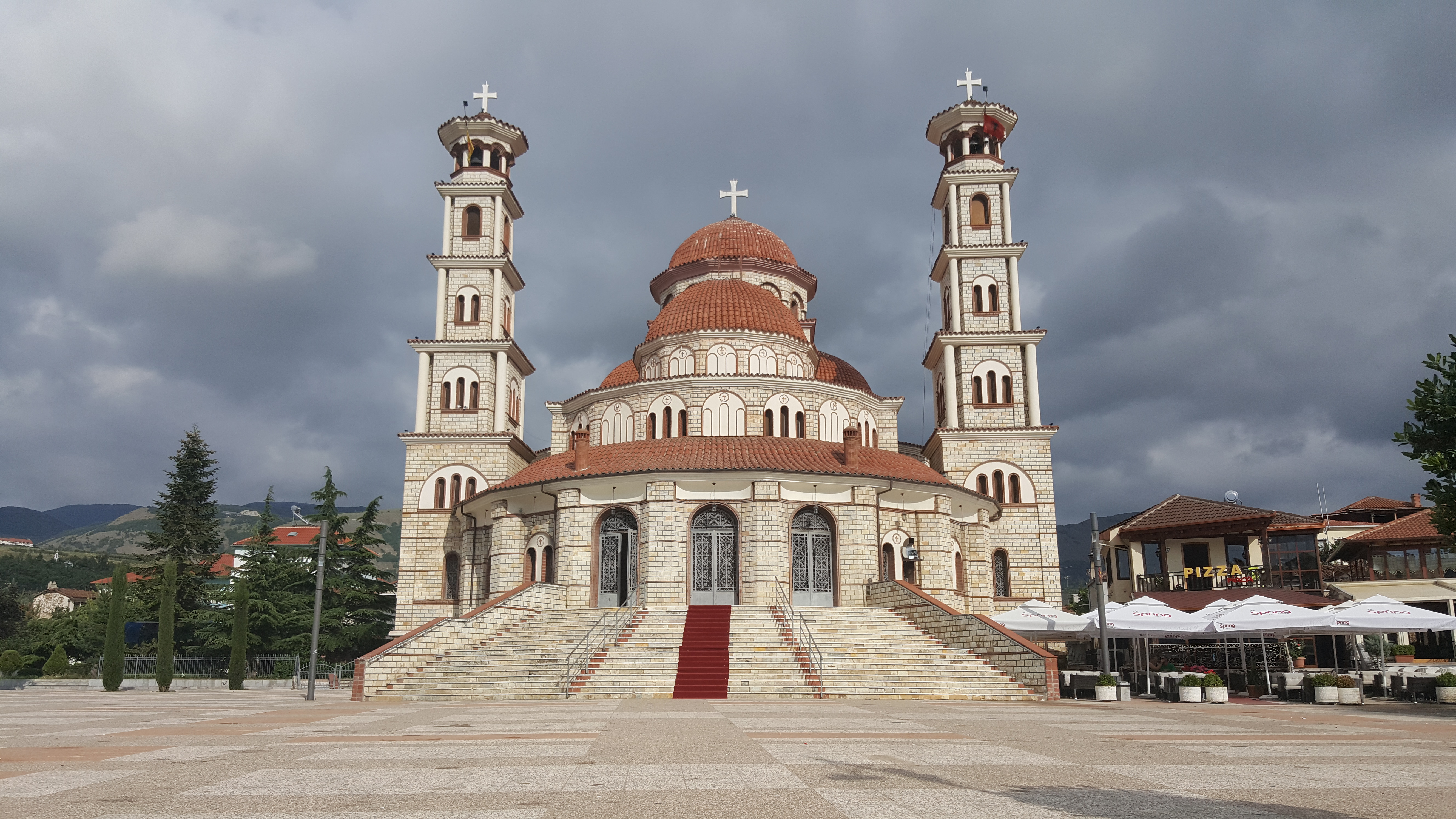 Visita a pie de Korça